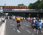 strecken-bahnhofe-und-zuge/1017/s--und-u-bahnen-sind-verkehrsmittel-mit S- und U-Bahnen sind Verkehrsmittel mit geringem Gefhrdungspotenzial, geringem Raumbedarf und vergleichsweise hoher Geschwindigkeit. Bei der Berliner S-Bahn (im Bild zu sehen) ist die Durchschnittsgeschwindigkeit beispielsweise mit 42 km/h angegeben. Obwohl auf dem gezeigten Verkehrsweg - der Schiene - viele Personen transportiert werden, ist auch die Belstigung und Behinderung anderer Verkehrsteilnehmer gering, verglichen mit einer vielbefahrenen Strae. Dennoch: Verglichen mit Straenneubauten ist man bei Bahnen in der Stadt sehr zurckhaltend, und belsst so viele Lcken im Angebotsnetz. Das Foto zeigt die Fahrradsternfahrt 2008 und symbolisiert die auf vielen Strecken ideale Kombination: Fahrrad und PNV.