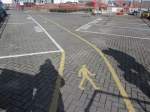 Parkplatz in Brighton Marina. Durch bermig reglementierte Vorgaben - hier einen in seiner Sinnhaftigkeit kaum nachvollziehbaren Streifen fr Fugnger - kann man Verkehrsteilnehmer gegeneinander ausspielen. April 2012, England