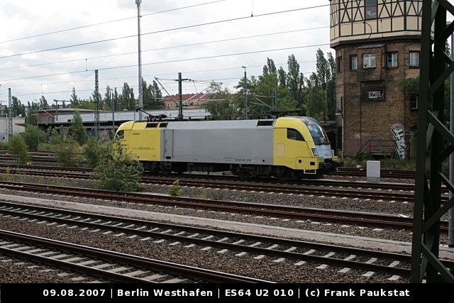 TXL ES 64 U2-010 / 182 510 Lz fährt am alten Stellwerk Mwt vorbei (Angemietet von Dispolok, gesichtet Berlin Beusselstr 09.08.2007).