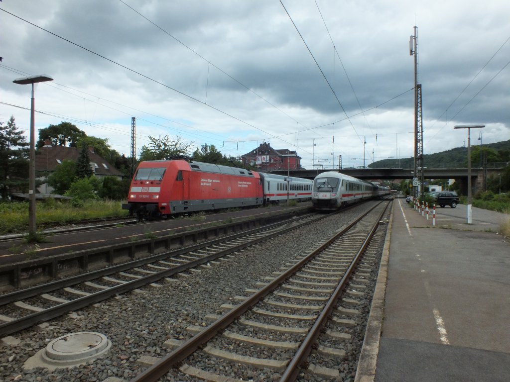 101 020 begegnet am 23.06.2012 mit IC 2277 (Kassel - Karlsruhe) in Weinheim (Bergstra�e) seinem Gegenzug. In Weinheim treffen sich t�glich im Stundentakt zur Minuten .00 InterCities und Eurocities und sorgen so f�r eine vorbildliche Fernverkehrsanbindung.