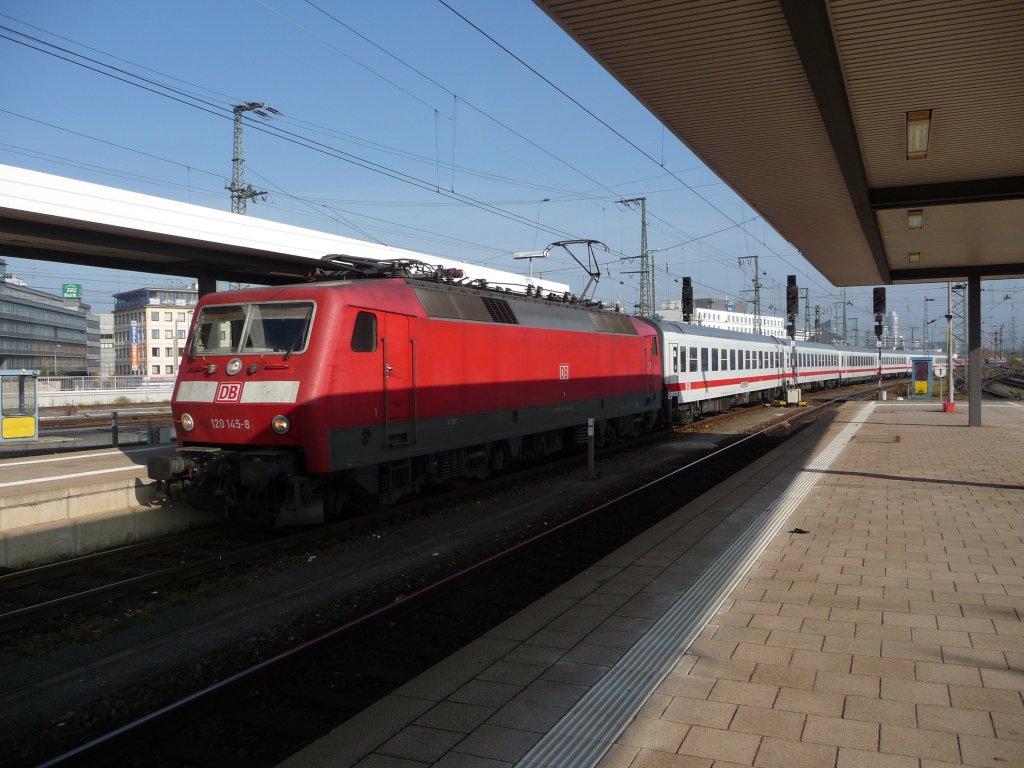 120 145 f�hrt mit einem Intercity aus Richtung S�den in N�rnberg Hauptbahnhof ein, 29.10.2011.