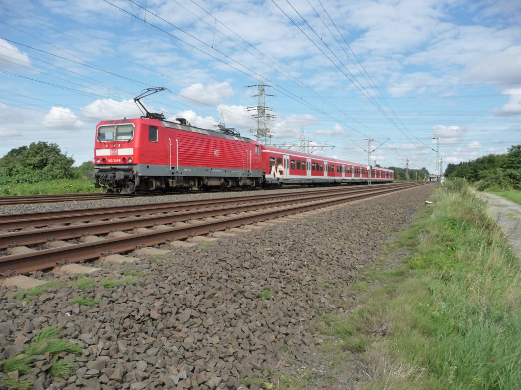 143 241 am 08.08.2012 bei Langenfeld im Rheinland.
S6 -> Essen Hauptbahnhof