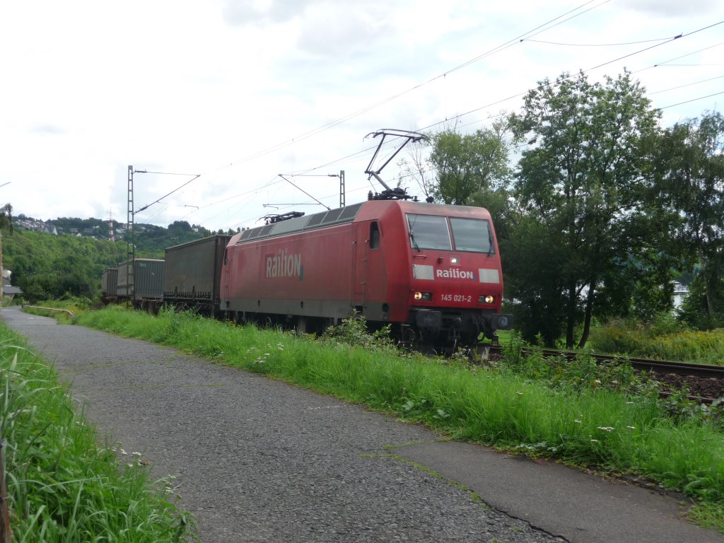 145 021 ist mit einem Gterzug auf der Rechten Rheinstrecke nordwrts unterwegs. Bei Linz, 19.08.2010