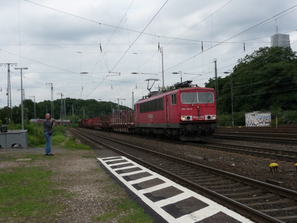 155 132 durchf�hrt am 08.08.2012 K�ln-West und findet dabei auch die Aufmerksamkeit weiterer Fotografen.