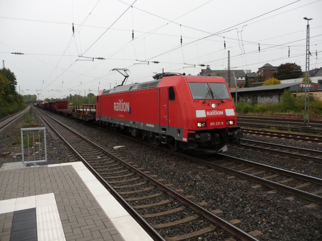 185 231 durchf�hrt am 17.10.2012 den Bahnhof D�sseldorf-Rath in Richtung S�den.
