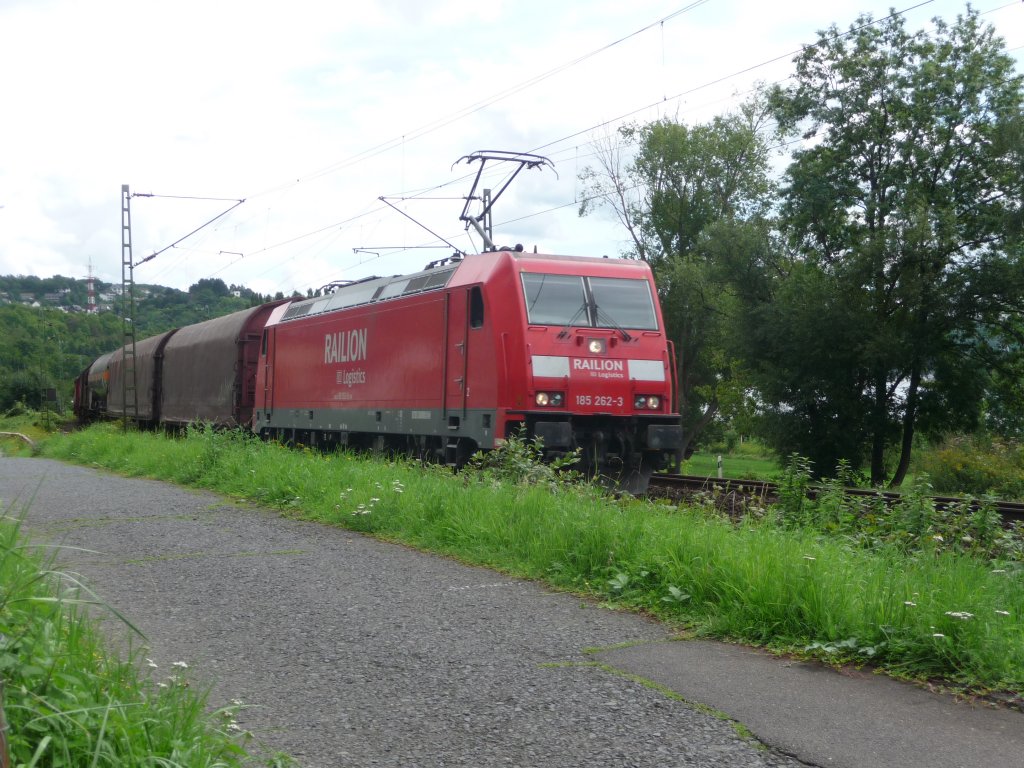 185 262 ist am 19.08.2010 auf der rechten Rheinstrecke nordw�rts unterwegs. Bei Linz (Rhein).