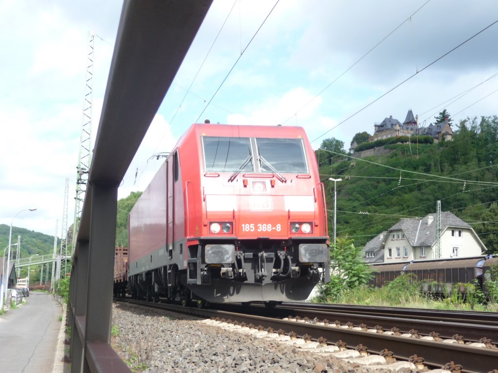 185 368 f�hrt am 19.08.2010 in den Bahnhof Linz (Rhein) ein.