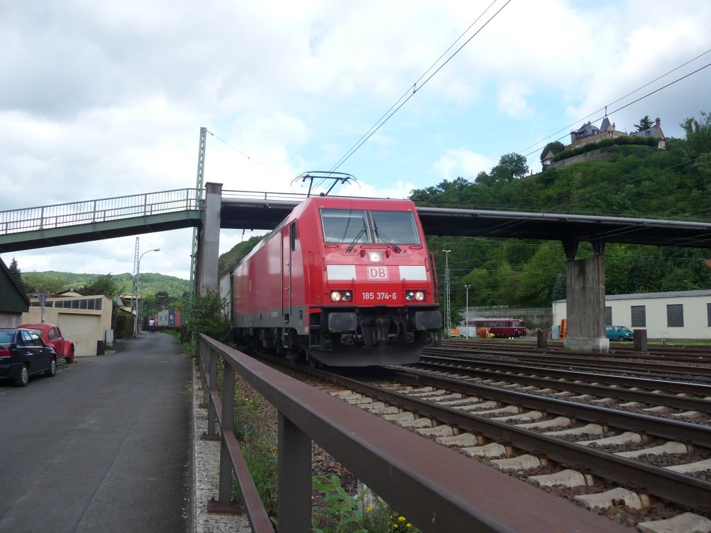 185 374 f�hrt am 19.08.2010 in den Bahnhof Linz (Rhein) ein.