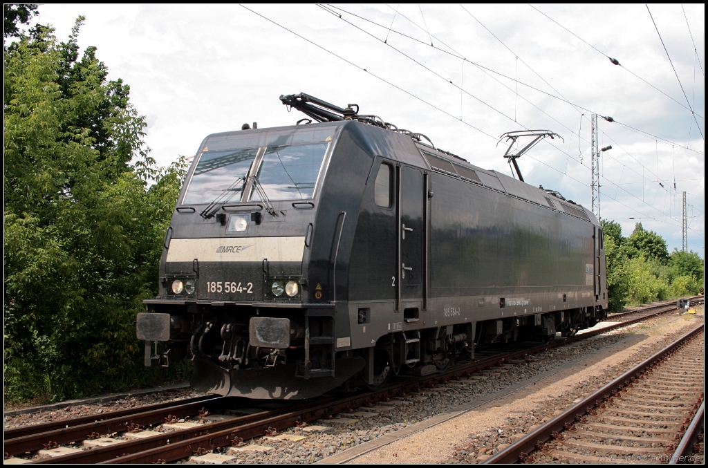 185 564-2 kommt solo zum Bombardier-Werk (NVR-Nummer 9180 61855 564-2-D-DISPO, gesehen Hennigsdorf 14.06.2010)