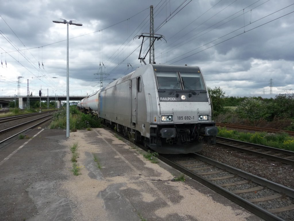 185 692 (91 80 6185 692-1 D-Rpool) von Railpool; im Einsatz bei der Rurtalbahn fhrt in Hrth ein. 06.08.2012