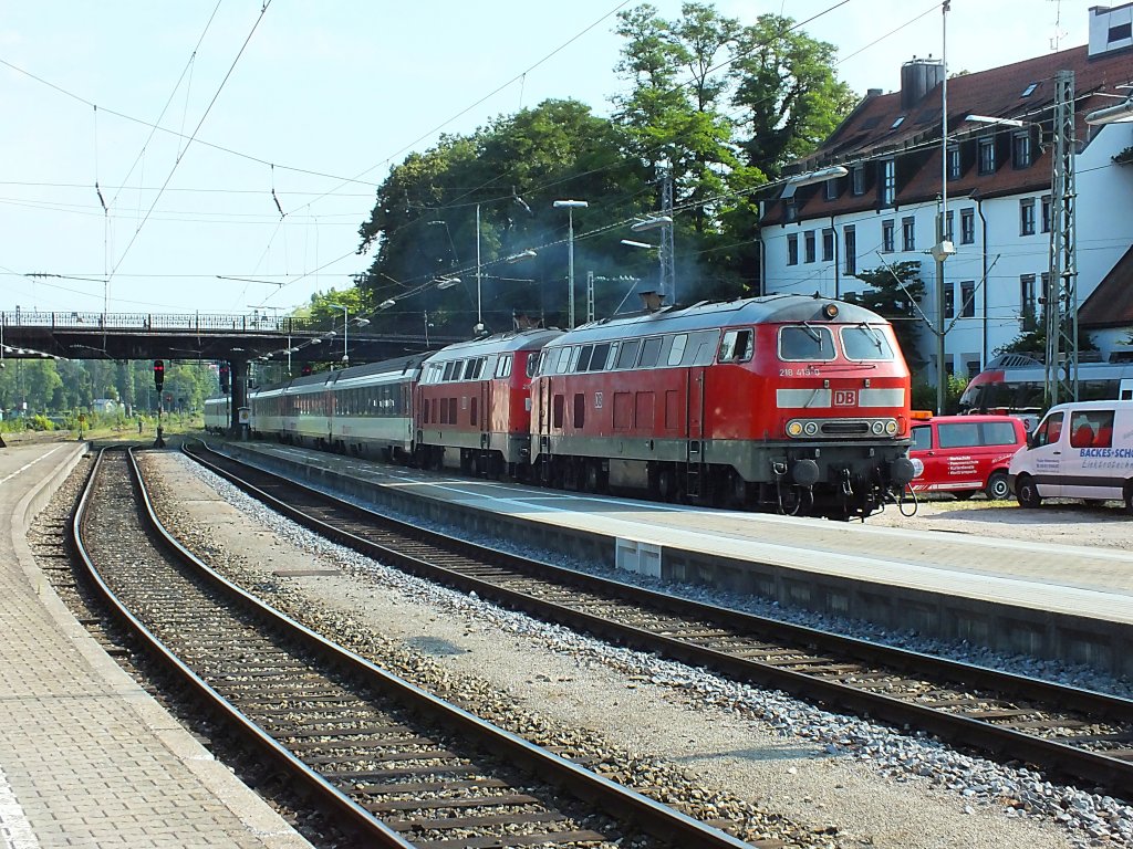 218 419 und 433 erreichen am 23.7.13 mit EC 196 (M�nchen-Z�rich) Lindau Hauptbahnhof. Die beiden Loks werden hier abgekuppelt und gegen eine Lok der SBB-Baureihe Re421 ersetzt.
