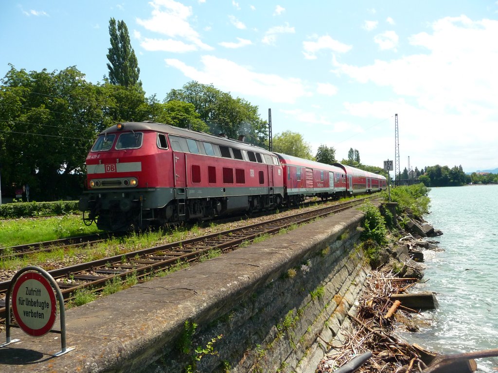 218 431 verl�sst mit einem IRE nach Ulm den Bodenseedamm. Am 08.07.2012 ist in den Zug ein Fahrradtransportwagen eingereiht, wie es in der Bodensee- und Schwarzwaldregion an sch�nen Sommertagen h�ufig der Fall ist.