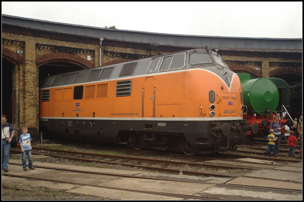 221 135-7 der Bocholter Eisenbahn hatte Tage zuvor für LOCON noch einen S-Bahnzug überstellt und ist nun als Gast beim Fest (gesehen 10.09.2011 beim 8. Berliner Eisenbahnfest Bw Schöneweide, NVR-Nummer 92 80 1221 135-7 D-BOEG, ex Barbara Pirch/AGHE 221 135, ex Layritz, ex DB)