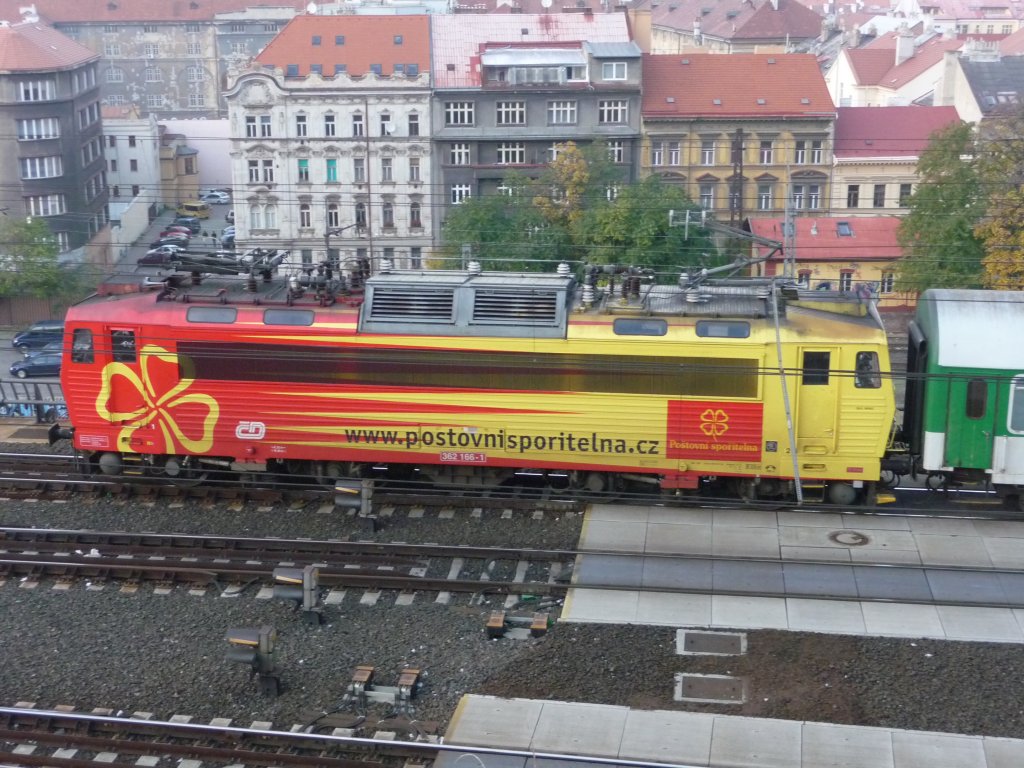 362 166 mit Werbung f�r die tschechische Post hier am 30.10.2011 nahe Praha hlavn� nadraz�.