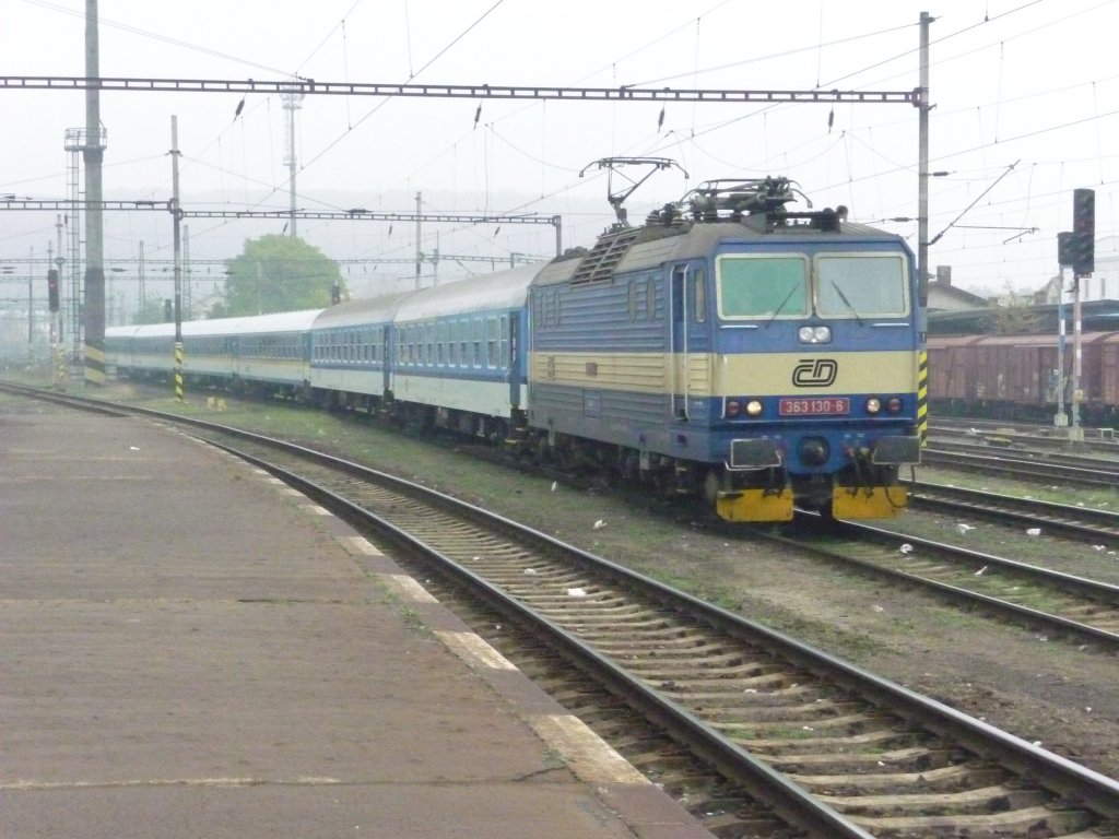 363 130 verl�sst mit einem Leerzug das Betriebswerk Praha-Vrsovice. Der Zug wird sp�ter als ALEX Richtung N�rnberg/M�nchen fahren. 01.11.2011