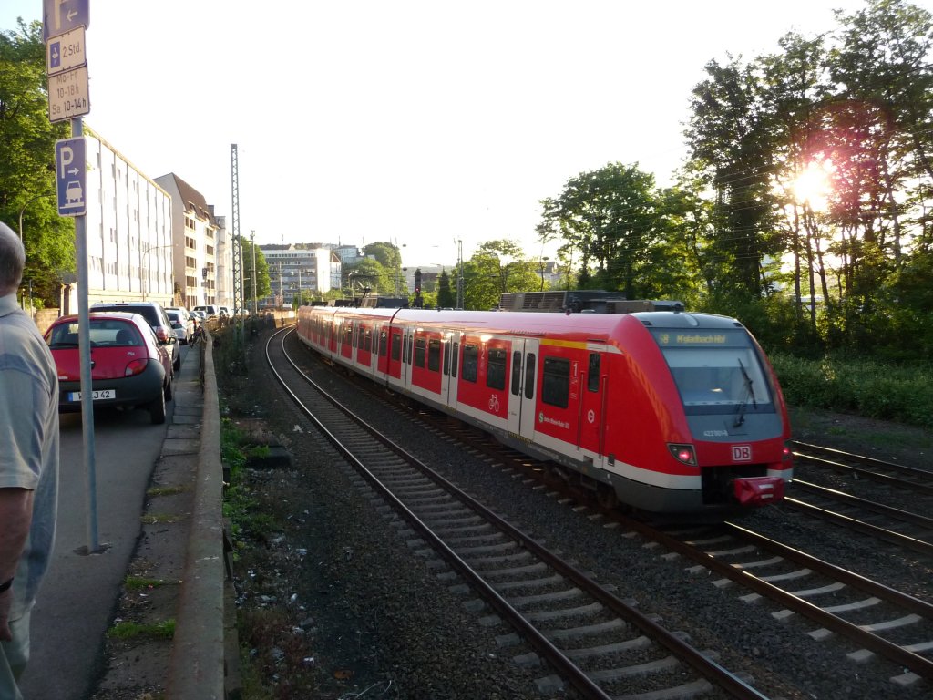 422 011 ist am Ende einer 422er-Doppeltraktion in Wupertal unterwegs.
S8 -> M�nchengladbach Hauptbahnhof