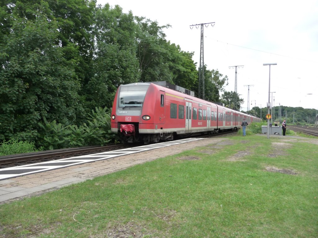 425 097 f�hrt am 08.08.2012 in K�ln-West ein.
RB48 -> Bonn-Mehlem