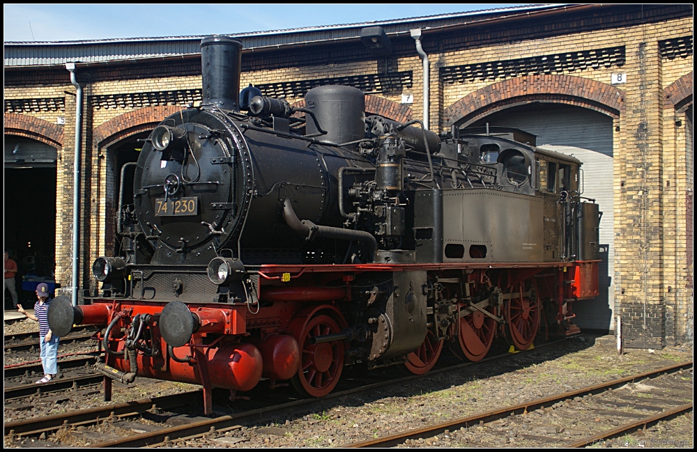 74 1230 ist eine preußische T12 und fuhr die Berliner S-Bahnzüge vor der Elektrifizierung auf dem Ring (7. Berliner Eisenbahnfest, Bw Schöneweide 12.09.2010)