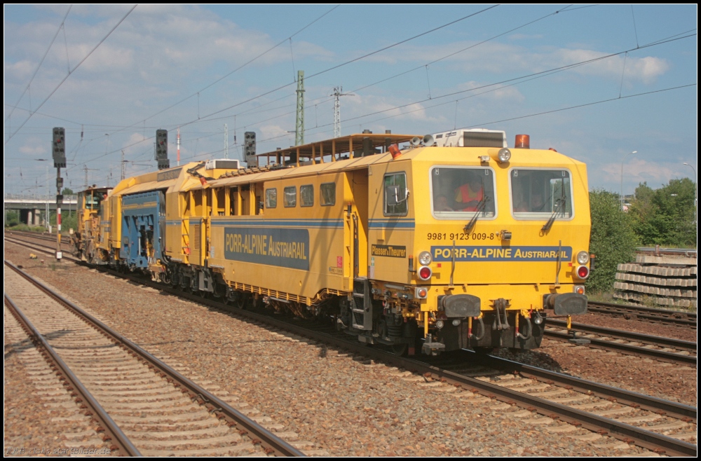 9123 009-8 ist eine Stopfmaschine des Typs Unimat 09-32 4/S Dynamic von PLasser & Theurer und bei PORR-ALPINE Austriarail im Einsatz (NVR-Nummer 99 81 9123 009-8, gesehen Berlin Schönefeld Flughafen 10.07.2011)