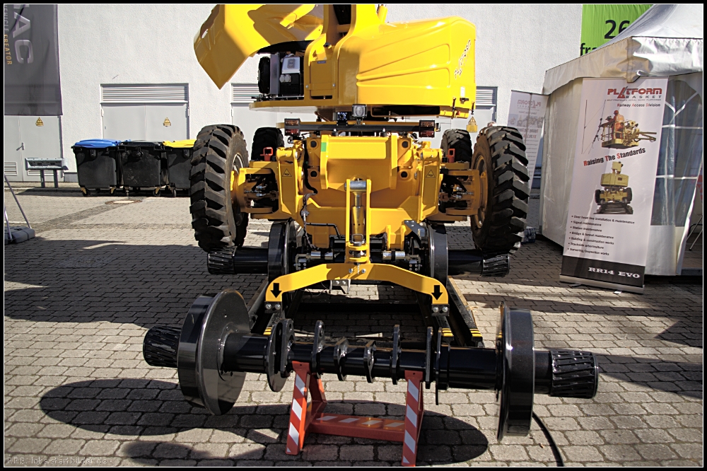 Achse der Zweiwegebhne des italienischen Herstellers PLATFORM BASKET auf der InnoTrans 2012 in Berlin