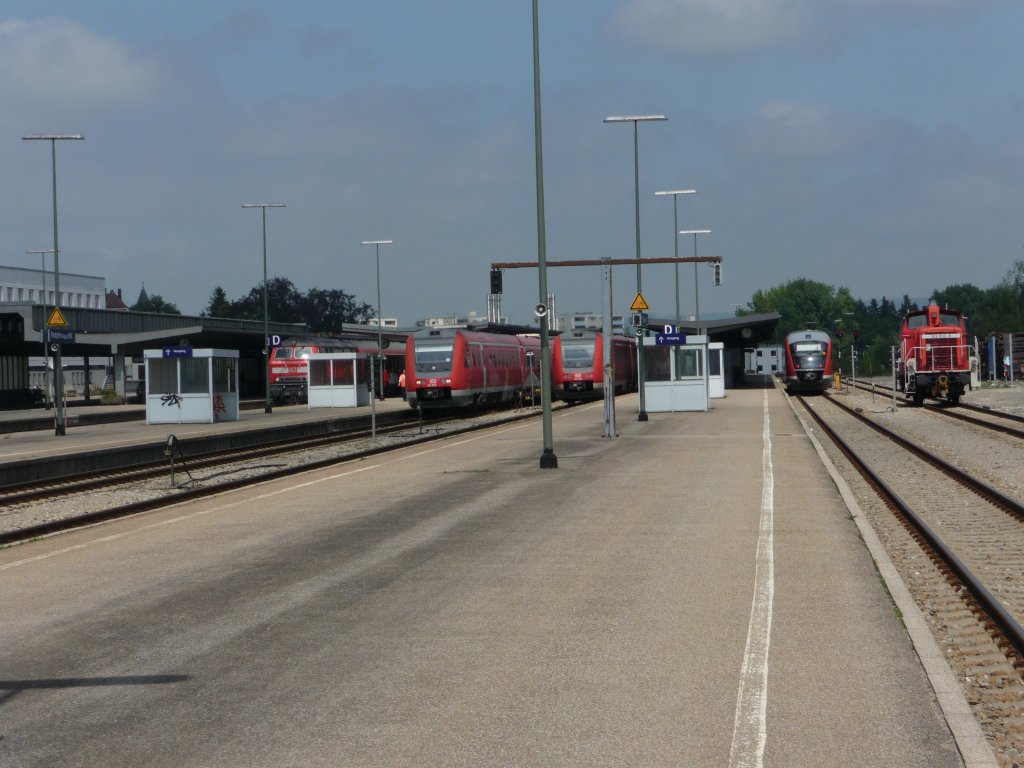 Am 01.08.2011 sind im Kemptener Hauptbahnhof fast alle Gleise belegt:
ganz links: 218 475
Mitte links: 612 576
Mitte rechts: 612 003
ganz rechts: 642 084
abseits: 363 836