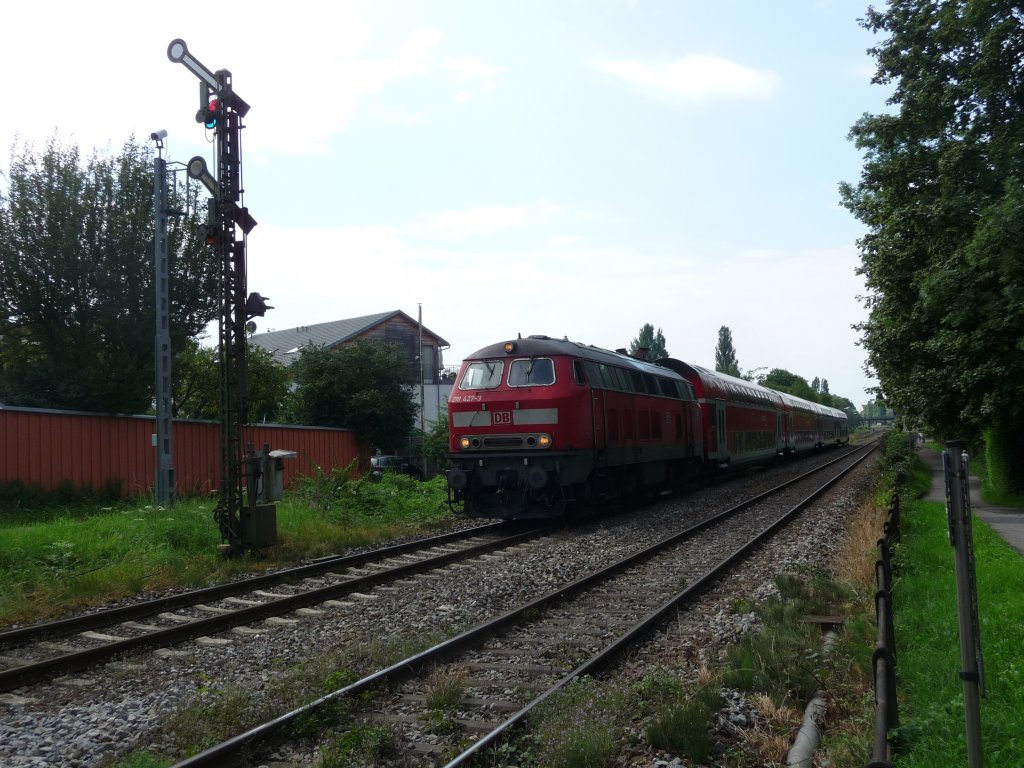 Am 04.08.2011 zeigt sich 218 427 mit einem IRE nach Ulm in Lindau. An weiten Teilen der Strecken in Bodenseen�he ist die althergebrachte Eisenbahninfastruktur noch tagt�glich in Betrieb und auch hier leistet das zweifl�glige Formsignal treue Dienste.