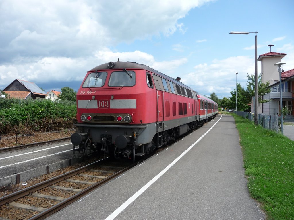 Am 08.07.2009 h�lt 218 166 mit einer Regionalbahn im Bahnhof Nonnenhorn.