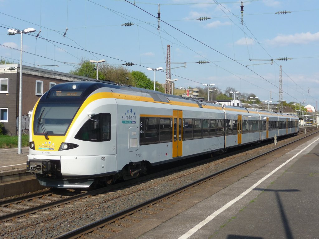 Am 15.04.2011 verl�sst ET 7.09 den Bahnhof Wuppertal-Oberbarmen.
RE13 -> Venlo (NL)