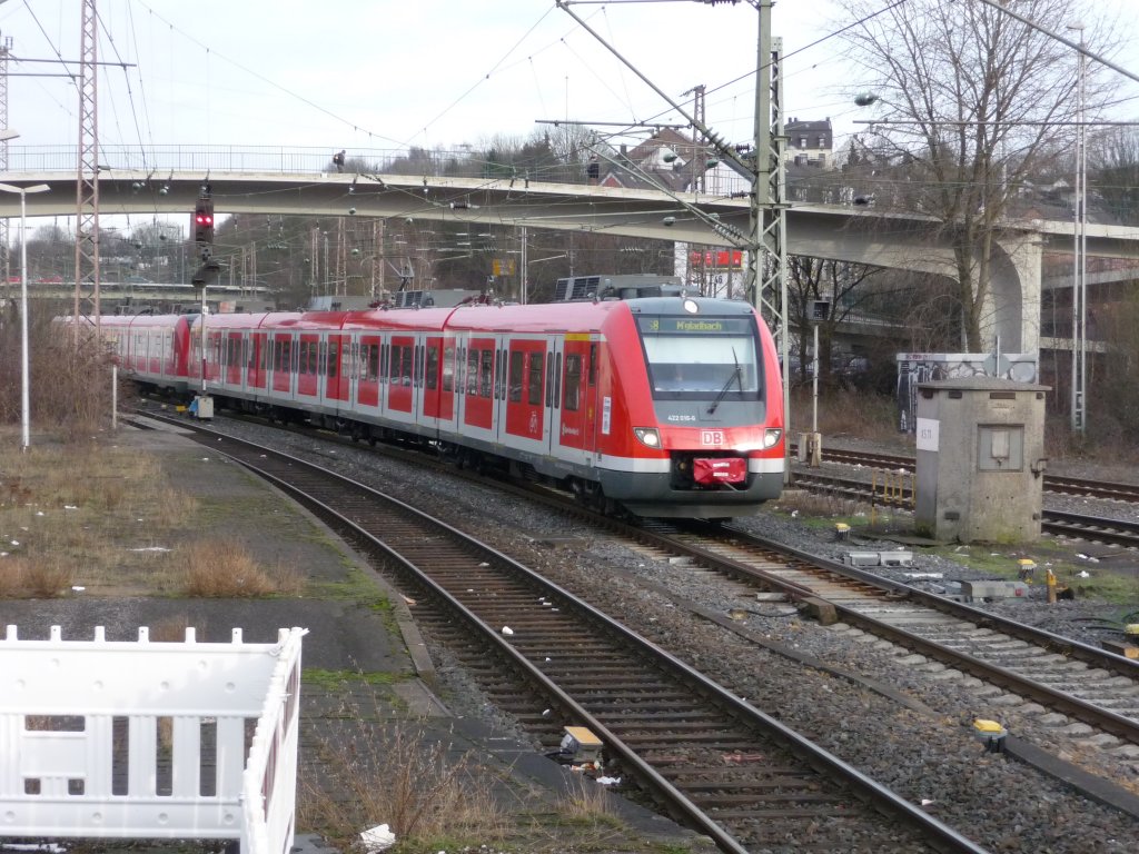 Am 24.02.2010 fhrt ein 422er-Prchen mit 422 016 an der Spitze in Wuppertal Oberbarmen ein. S8 -> Mnchengladbach