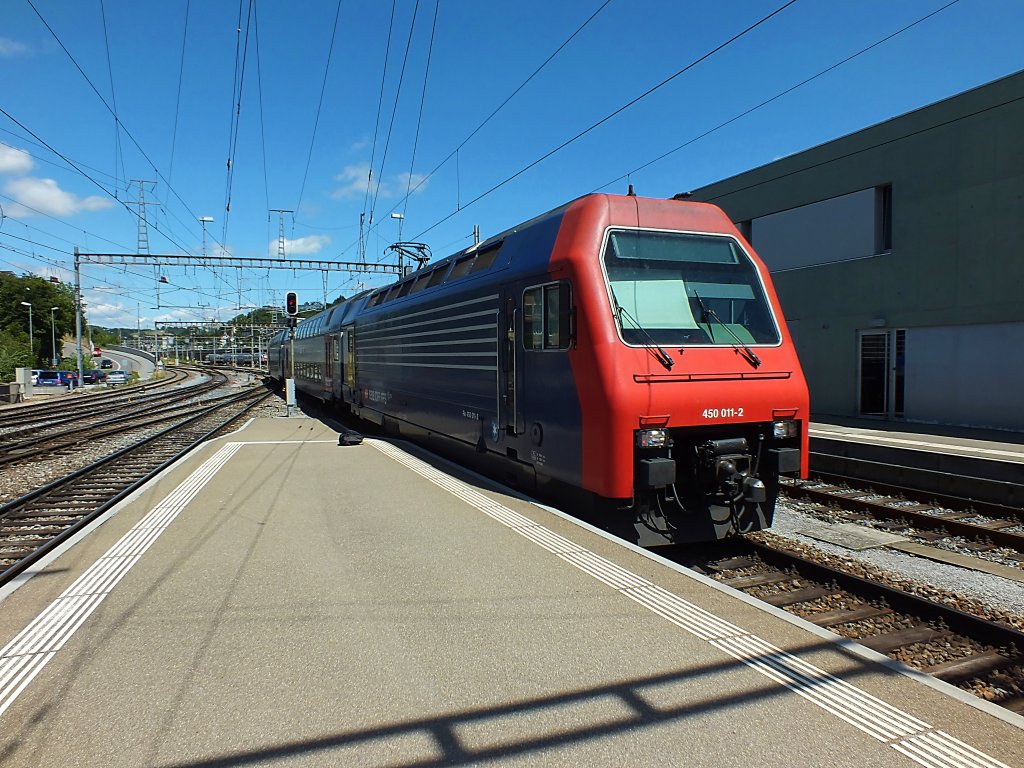 Auch wenn es so aussieht, das hier ist kein Triebwagen, sondern die E-Lok Re450 011 mit einem Wagenzug. Diese Kompositionen waren einst die ersten direkt f�r die Z�rcher S-Bahn beschafften Z�ge. Sie sind auch heute noch t�glich im Einsatz, auch wenn dieser Zug sich am 31.7.13 nur auf Leerfahrt befand.