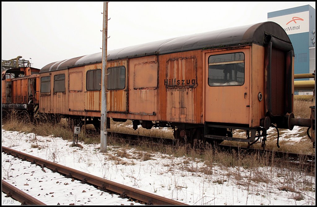 Auf dem EKO-Gelände steht dieser  Hilfszug Gerätewagen 2 . Am Wagen steht noch die Aufschrift  Uzz 500 58 . Es handelt sich dabei um einen umgebauten Reko-Wagen der DR, Hersteller Raw Potsdam, Hmax 90 Km/h, Eigengewicht 18t (Danke an die Hobbykollegen bei DSO die mit Infos halfen, gesichtet Eisenhüttenstadt 24.12.2009)