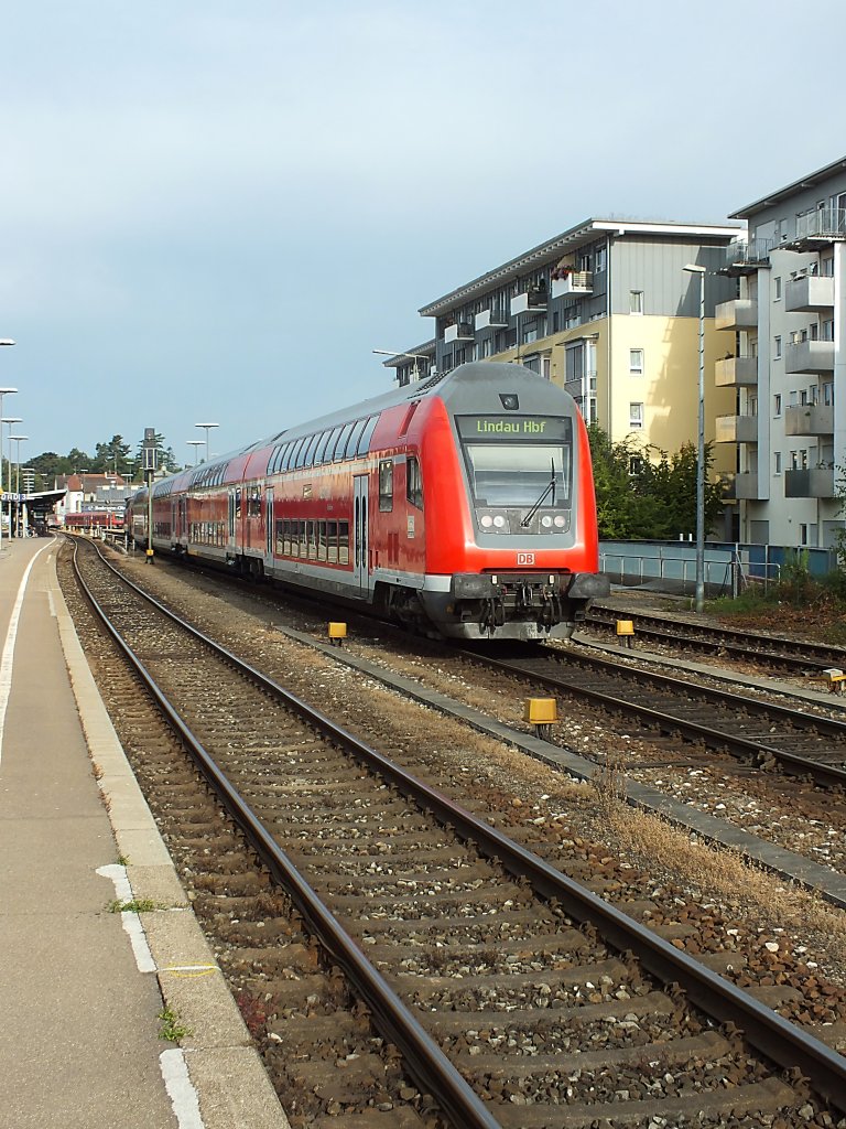 Aus Stuttgart kommt dieser IRE nach Lindau, der am Morgen des 3.8.13 in Friedrichshafen einf�hrt.