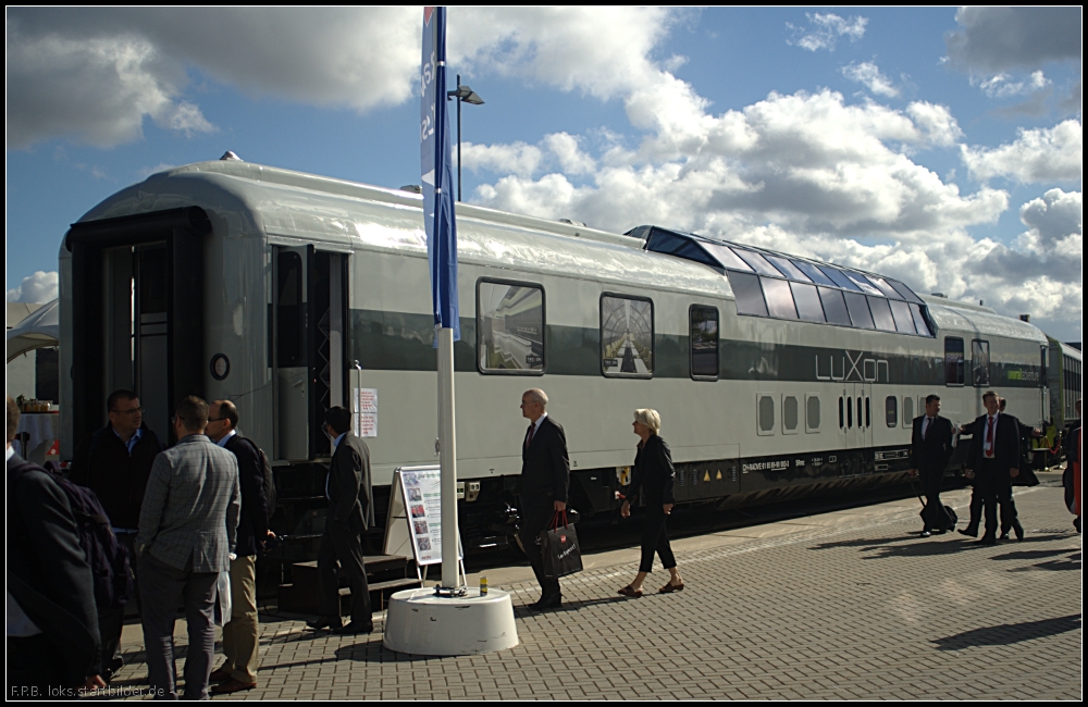 Aussichtswagen der Gattung SRmz von Railadventure. Der Wagen soll im Bereich des extrem hochwertigen Incentive- und VIP-Events ab 2013 ein neues Angebot schaffen (NVR-Nummer CH-RADVE 61 85 89-90 003-3 SRmz)