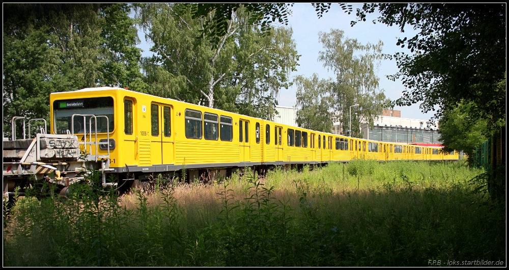 BVG 1088 steht im hinteren Teil des Werkes bei Bombardier (durch Zaun fotografiert, gesehen Hennigsdorf 02.07.2010)