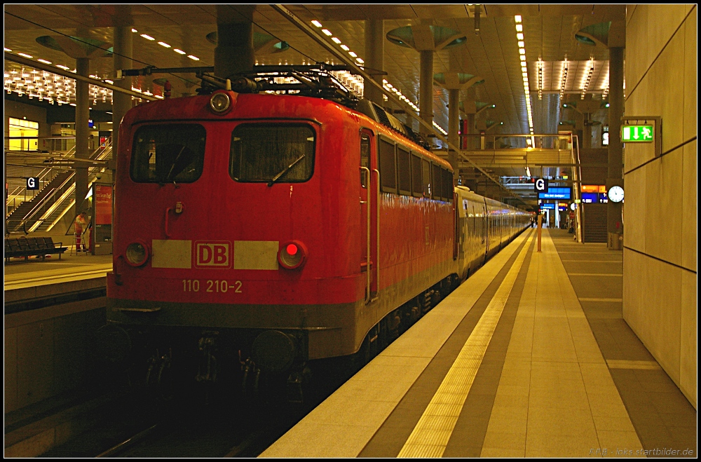 DB 110 210-2 wird die Talgo-Wagen fr den zuknftigen Hotelzug des Unternehmers Karlheinz Nowotny ber Kln Deutz nach Basel bringen. Am Ende des Zugs luft 110 236-7 als Wagenlok mit (gesehen Berlin Hauptbahnhof Tief 09.09.2010)
<br><br>
Update: Als Heizlok in Mannheim abgestellt; ++ 26.02.2016 Koblenz (Bender)