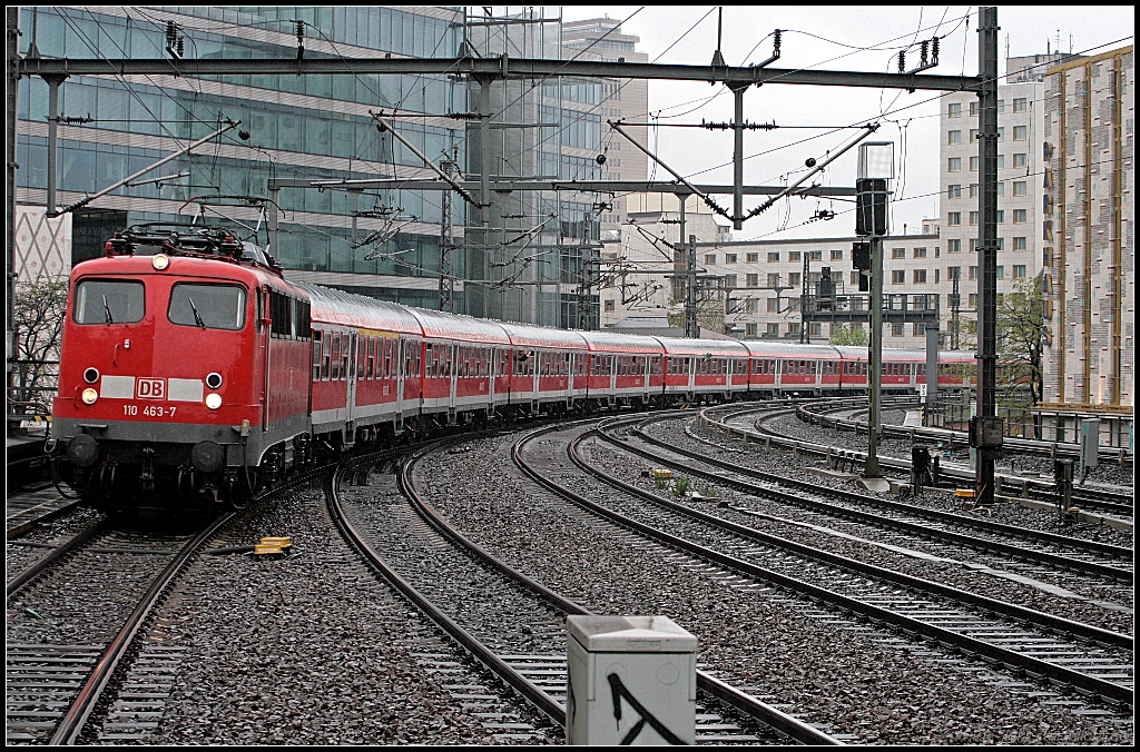 DB 110 463-7 mit dem D2770 aus Bremen der Fuballfans zum DFB-Pokalspiel brachte. Als Wagen wurden Bnrz450.3 eingesetzt (DB Regio AG Braunschweig, ex DB Regio Sd Freiburg, gesehen Berlin Zoologischer Garten 15.05.2010 - Update 12/2011 Lok in Dortmund zA; 01/2012 berstellt Fa. Bender; 07.03.2012 ++)