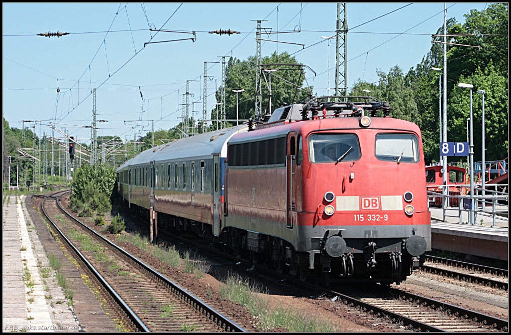 DB 115 332-9 kommt auf Gleis 7 mit dem D 443 nach Moskau und setzt die Lok um (gesehen Berlin Wannsee 03.06.2010 - Update: 04/2012 in Bln.-Rummelsburg zA; 09/2012 in Dortmund Bbf zA; 24.09.2012 nach Eschweiler berstellt)