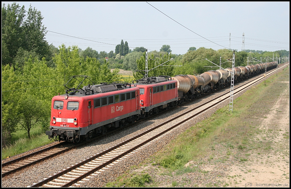 DB 140 801-2 mit der Schwestermaschine 140 821-0 und Knickkessel unterwegs nach Berlin (gesehen Wartenberg 21.05.2011)