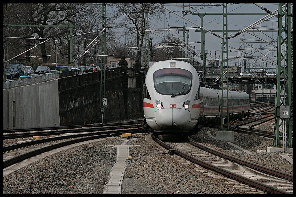 DB 411 508-5 wirkt aufgrund seiner schmalen Form wie ein geducktes Tier (Dresden Hbf 27.03.2010)