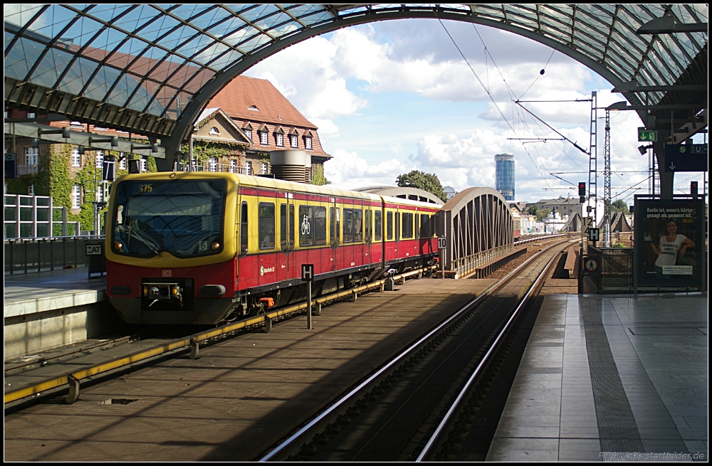 DB 481 419-0 auf der Linie S75 kommt zum Endhalt in den Bahnhof eingefahren. Links sieht man das Spandauer Rathaus, im Hintergrund erhebt sich der blaue Neoplan-Tower in den Himmel (gesehen Berlin Spandau 06.09.2010)