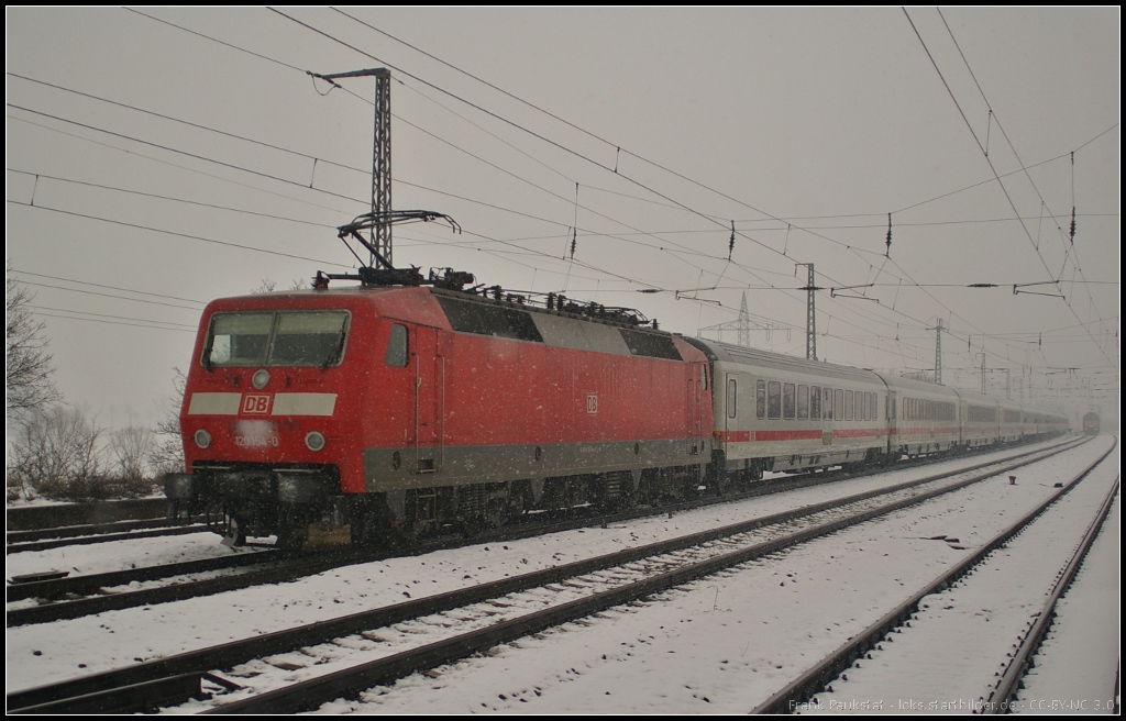 DB Fernverkehr 120 154 mit einem Ersatz-IC als Umleiter am 29.03.2013 in Nuthetal-Saarmund