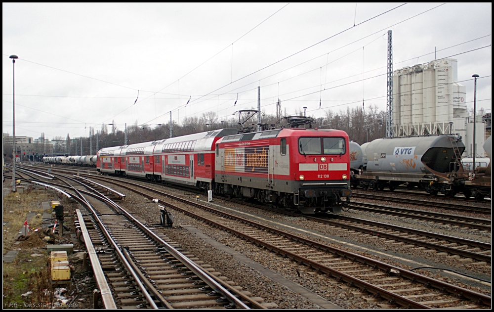 DB Regio 112 138 ist die zweite Lok welche für den IRE 25 Magdeburg-Berlin mit dem Slogan  otto hat zugkraft  beklebt wurde. Am 20.01.2011 fährt sie mit dem Lr des IRE 4276 am Bahnhof Berlin Warschauer Straße vorbei.