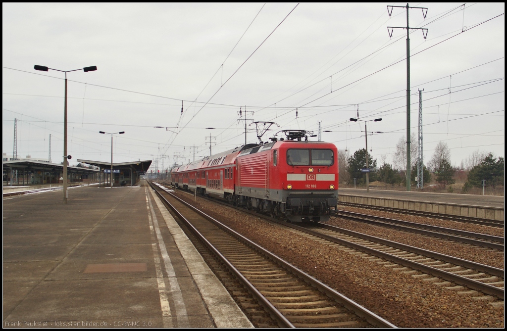 DB Regio 112 186 mit dem umgeleiteten RE3 nach Schwedt (Oder) am 03.04.2013 in Berlin Schnefeld Flughafen