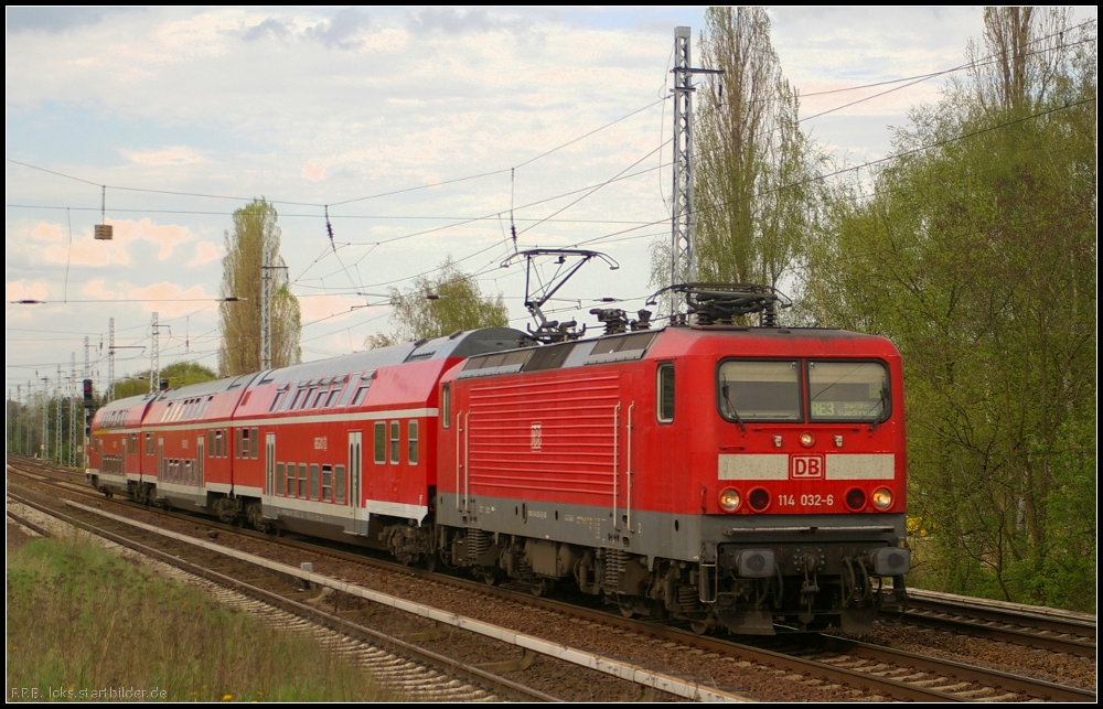 DB Regio 114 036 mit dem RE3 nach Elsterwerda fährt am 27.04.2012 am S-Bahnhof Berlin-Karow vorbei