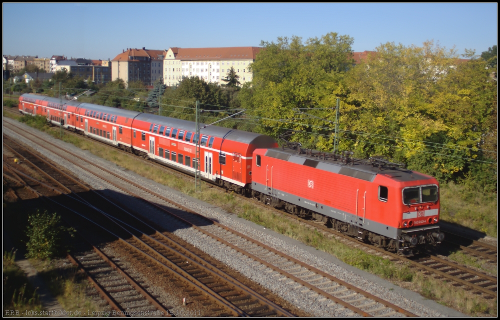 DB Regio 143 243 zieht ihren RE nach Dresden Hbf, hier Höhe Stellwerk Leipzig Hbf B34 (gesehen Leipzig Kohlweg 15.10.2011)