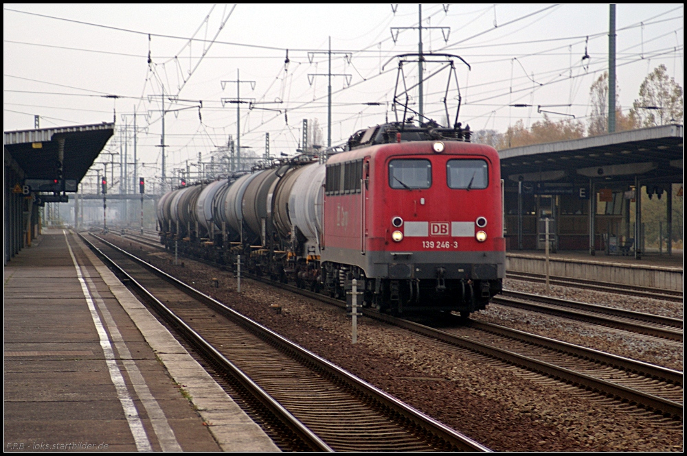 DB Schenker 139 246-3 mit Kesselwagenzug wartet auf den neuen Tf, gesehen Berlin Schönefeld-Flughafen 01.11.2010
<br><br>
Update: ++ 27.08.2015 Fa. Bender, Opladen