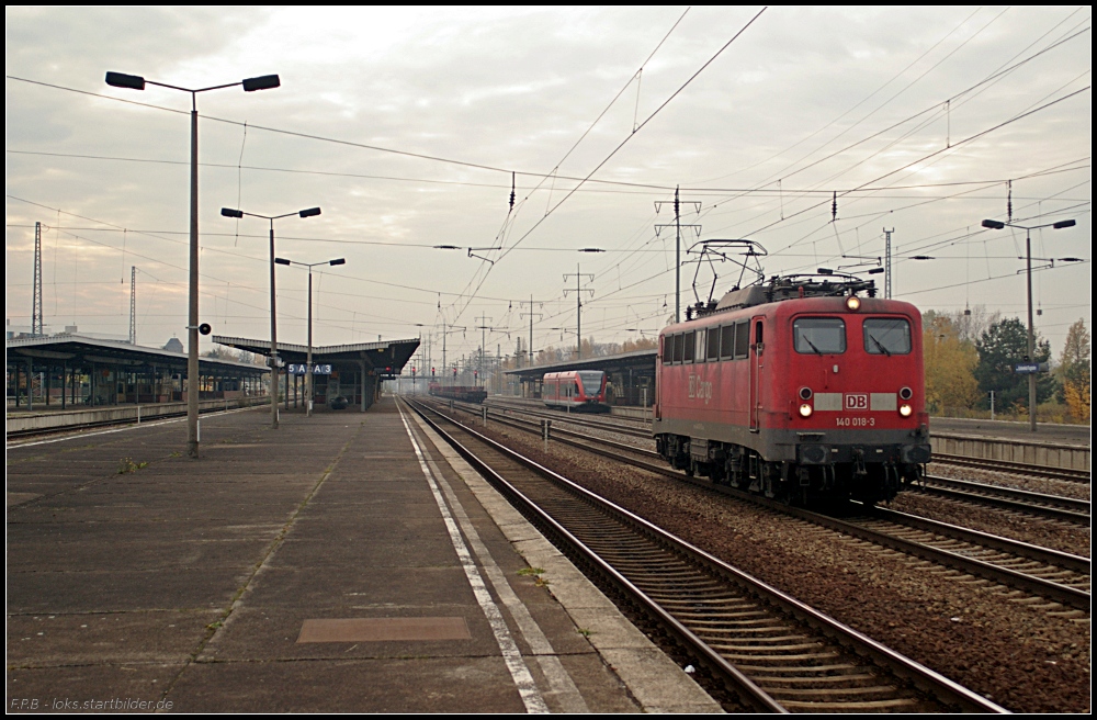 DB Schenker 140 018-3 solo Richtung Berlin (gesehen Berlin Schönefeld-Flughafen 01.11.2010)