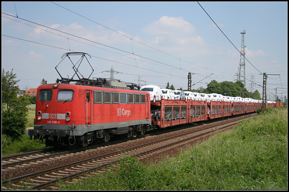 DB Schenker 140 028-2 bringt neue Autos, gesehen Lehrte-Ahlten b. Hannover 24.06.2010
<br><br>
Update: 09.12.2011 in Rostock-Seehafen z; 06/2012 Mukran zA; 15.07.2015 verschrottet in Opladen