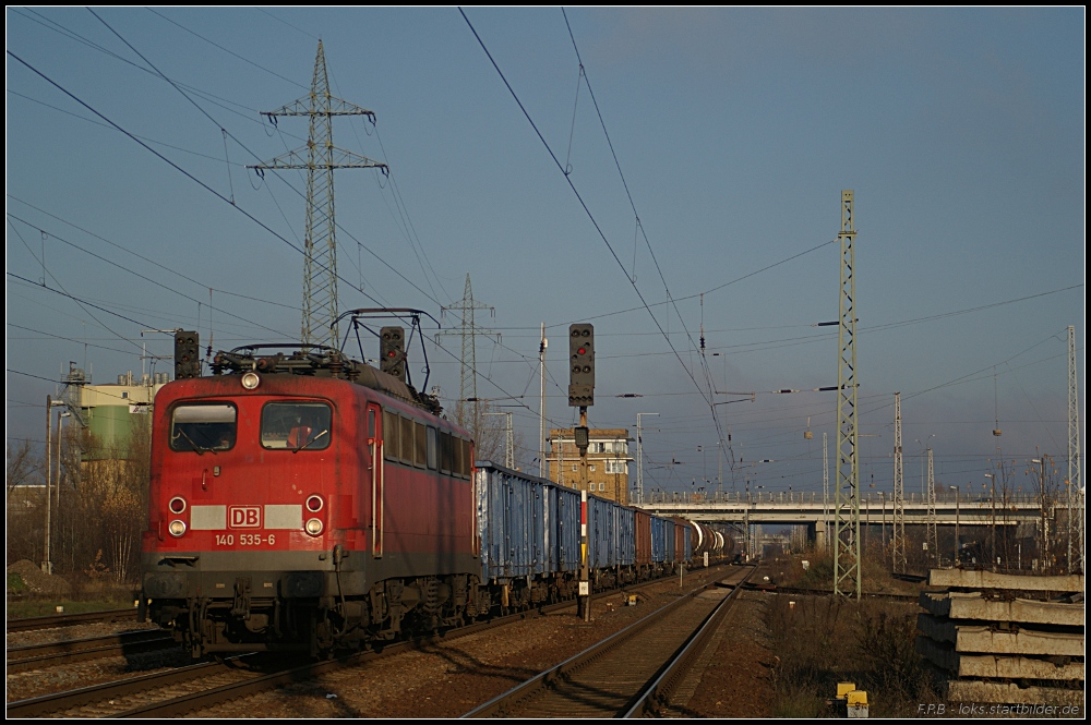 DB Schenker 140 535-6 mit gemischtem Güterzug (gesehen Berlin Schönefeld Flughafen 21.11.2010
<br><br>
- Update: ++ 20.06.2016 bei Fa. Bender, Opladen