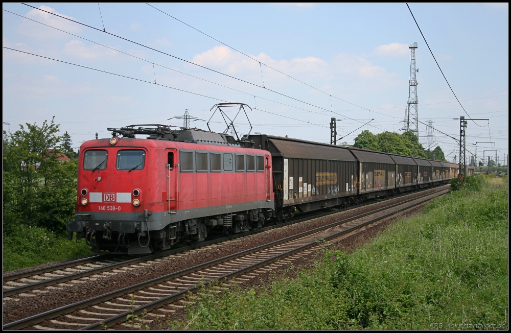 DB Schenker 140 538-0 mit Transwaggon-Wagen (gesehen Lehrte-Ahlten b. Hannover 24.06.2010)
<br><br>
Update: 17.07.2015 verschrottet in Opladen